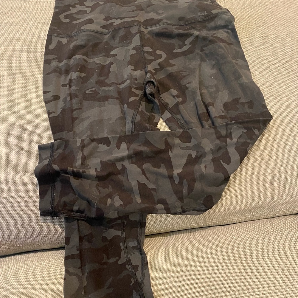 Lululemon camo green align crop. 21”  size 6
